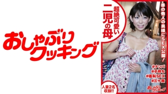 超级可爱的两个孩子的妈妈被已婚女人盯著看时达到高潮