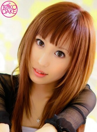 新人胸小肉硬毛，初次性爱登场！活塞猛烈地冲向大眼睛的毛茸茸的魔子的背部。沙发上的女牛仔俯卧撑和面对面活塞。在背后戳出许多纤细的身体，最后是传教士活塞的胸部射击！金波芽梨