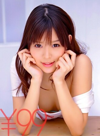 大量的精液落在了美丽少女的脸上。他自己插入鸡巴，并以不规则的坐姿摇动臀部。将活塞返回女牛仔位置。她一边脱掉衣服，一边晃动臀部，从不规则的坐姿变成了传教士姿势。他深深地插入并射精。葵司从脸上的硬活塞中获取了大量精液。