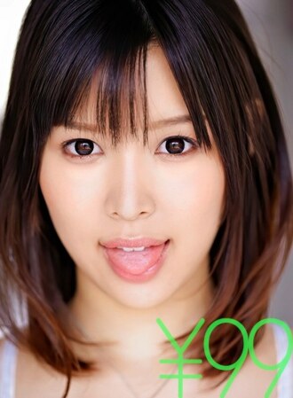 [Sokunuki] 荡妇冢出没火车！责备目标乘客而不告诉其他乘客。当你打开外套的正面时，它几乎是赤裸的和性感的。乳头舔，亲吻和舔。打手枪是耐嚼的，口交是 jubojubo。这感觉真好，精液射进了Tsukasa的嘴里Tsukasa Aoi