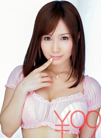 让我们主观地看一下深吻和口交。一切都交给小吉米娜酱，然后就可以了。一个特写吻。还有舔乳头。她还把鸡巴含在嘴里并进行口交。这也是一个特写。南小岛射精大量口交和高速打手枪