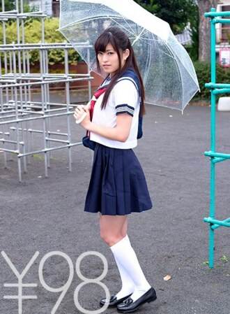 【大事】女儿成了公公的玩具。琉璃的继父与琉璃一起玩耍，琉璃的母亲去世了，他们三个现在住在一起。尴尬的问题和活塞不断重复。她责怪继父的鸡巴处于女牛仔的位置，并受到来自下方的推力。她一边倒著骑一边晃动臀部，美臀从后面戳出来。最后，他以传教士姿势射在她脸上。琉璃惠那