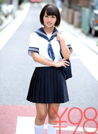 Akane Moriya 以合理的价格工作！强与岳父 ● 性。一边抱著熟睡男友的吉宝，一边插入公公吉宝。抵抗是空缺的，它被刺穿到背部，她起身走向以最高姿势的女人。从下面戳，我也摆动我的臀部。再次从俯卧撑起，传教士的姿势合二为一。忽略她不喜欢和推力，强 ● 面部射精