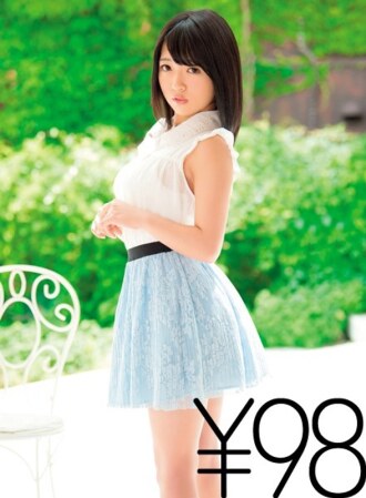 [特价] Kome-chan 被禁止让她的 AV 出道！现在可以以实惠的价格获得第一次性爱。插入大公鸡而变得局促的Koume-chan。她以高位姿势对著那个女人猛烈地前后摇晃臀部，并以背部和传教士姿势狂欢。这种连续的 Ikase & 清洁口交是专门提供的。