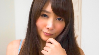 在我开始独居的隔壁房间里，住著一位年长且超级漂亮的女人......