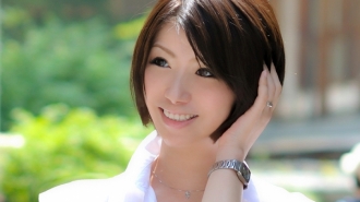 一个在温泉度假村开放的人妻，在露天浴池中火辣的身体突然变成了一个饥渴的人妻？转身并要求从站立的背部插入！多么离谱的女人啊！