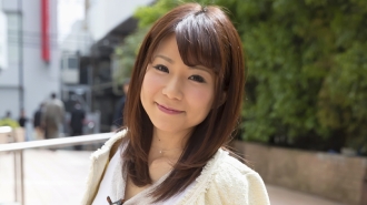 接生子睡觉后敏感度上升的人妻！山本先生，28岁，利落的裙子开衫好看的少妇！与产后鸡巴疼痛的妈妈在车里飞溅的汗水和果汁做爱！