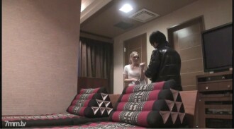 (No) 新人進了熟悉的出差情色按摩店，於是我試著插了 www