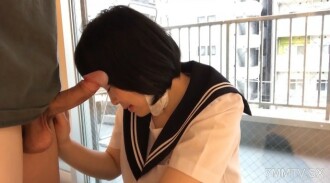 一個年輕女子的中出，手和衣服都很深入，而且年齡也很大