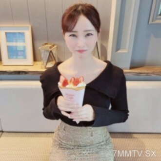 二輪的性別突然變了，變得瘋狂起來。美容院美女被光照射後…大量白皙美麗的小山和和敏感體感達到羞恥，大量凸出射精！