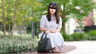 我被介绍给一个素人女孩，她和很多朋友一起看一眼就看起来干净整洁