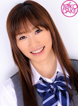 [Sokunuki] 一个穿著制服的女孩在火车上用手指操弄湿她的阴部，然后用深喉将精液射到她的嘴里！我用手揉搓我的阴户，然后把手指伸进去。另一个男人被迫将公鸡插入他的嘴里并认真地深喉咙！从剧烈的臀部摆动，精液全部射到嘴里！英郎千歌