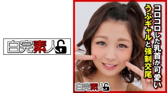 与可爱滚动乳头的天真的女孩强烈交配