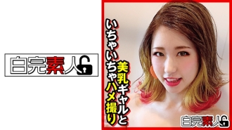 与美丽的胸部女孩调情