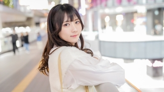 “我想成为像我崇拜的女演员那样的人！”诺亚带著纯真的笑容，做出了一个重大的决定！鼓起勇气在业馀电视台首次亮相！只要你触摸她敏感的身体，她就会立刻涌出液体！ ？她害羞地抑制住自己的声音，但甜美的声音仍然流露出来！尽情享受她柔软蓬松的身体！ 【初拍】线上申请AV→AV体验拍2342